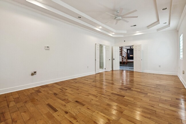Building Photo - 2135 Mirabeau Ave