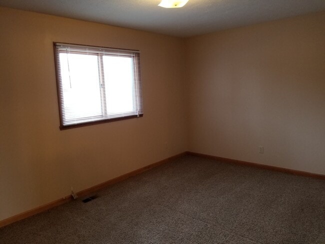 Building Photo - 3 bed 1.5 bath home available July 15th.