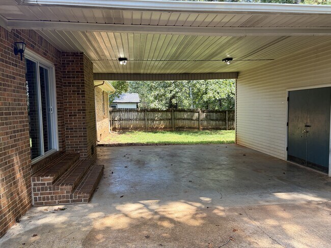 Building Photo - 409 Cloverleaf Dr