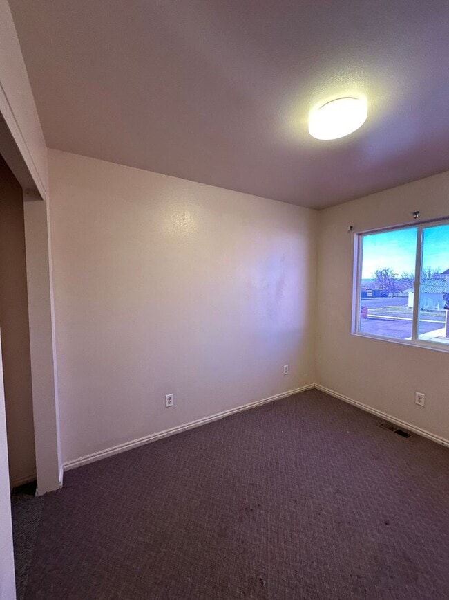 Building Photo - Milford Townhouse