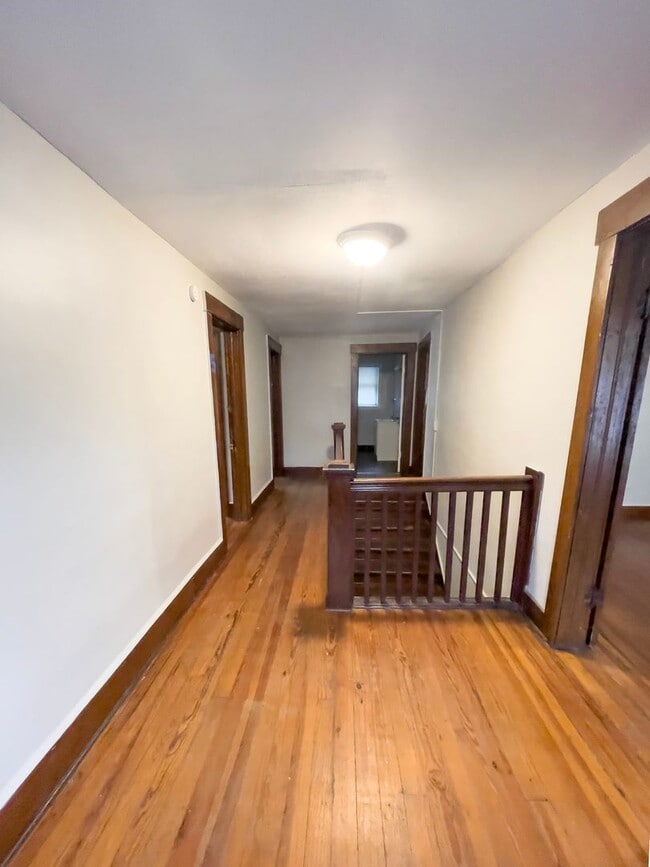 Building Photo - PRELEASING for AUGUST! Close to Campus: Washer and Dryer Included
