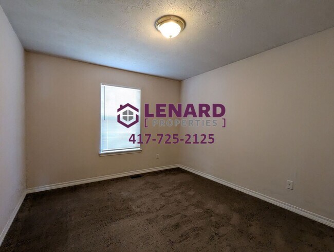 Building Photo - Large 3 Bedroom Home Ready for Move In!