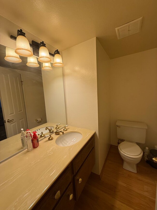 Building Photo - 2 bed, 2 1/2 bath townhome in fantastic lo...