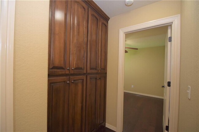 Building Photo - 3902 SW Flatrock Ave