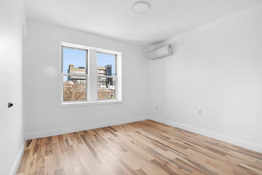 Building Photo - 955 Pacific St
