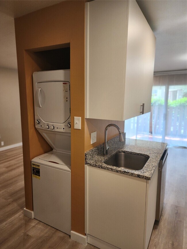 Building Photo - 513 S Post Oak Ln