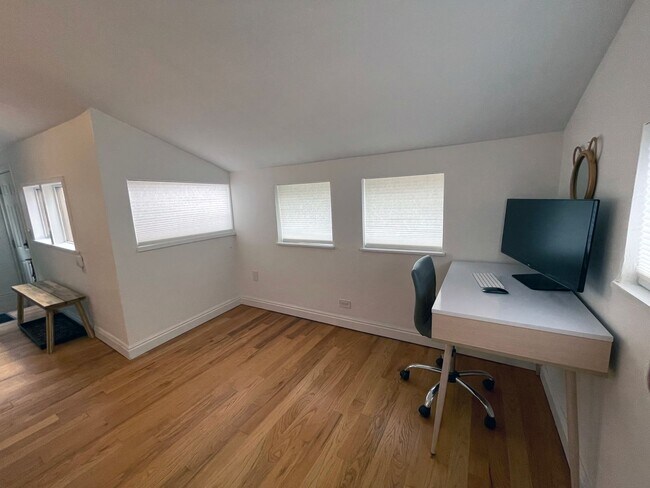Building Photo - STUNNING Updated Bungalow Home in the West Highlands- Available 8/5!