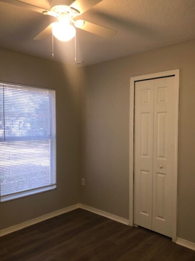 Building Photo - Sanford 3 Bedroom/1.5 Bath with single garage