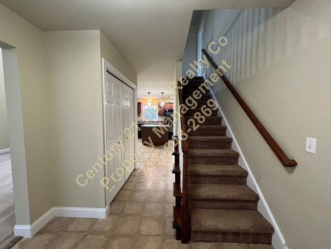 Building Photo - Large Three Bedroom 2.5 Baths in the Stone Gate Commons Association