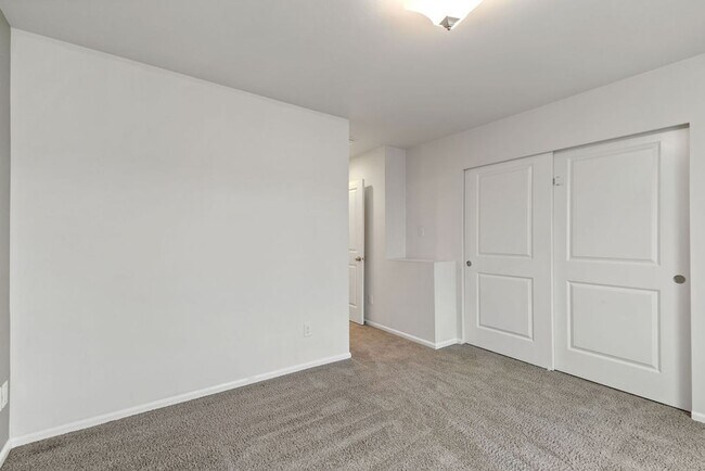 Building Photo - Spaciously Modern Tri Level Townhome for Rent in North Everett