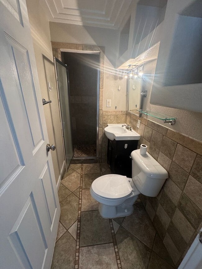 Building Photo - Beautiful 4 bedroom, 2 bathroom House