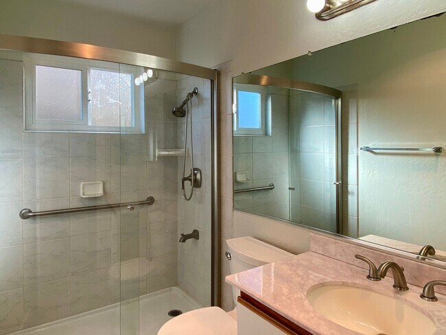 Building Photo - Bright Updated 2 Bedroom 1 Bath Mountain View End-Unit Condo