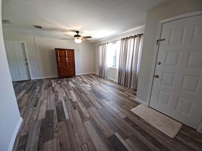 Building Photo - 1503 Spring Dr