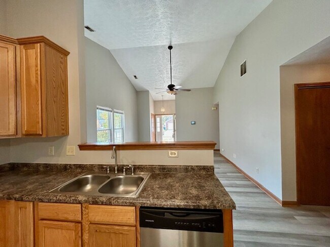 Building Photo - Stunning 3 Bedroom/2 Bath home in Pike Tow...