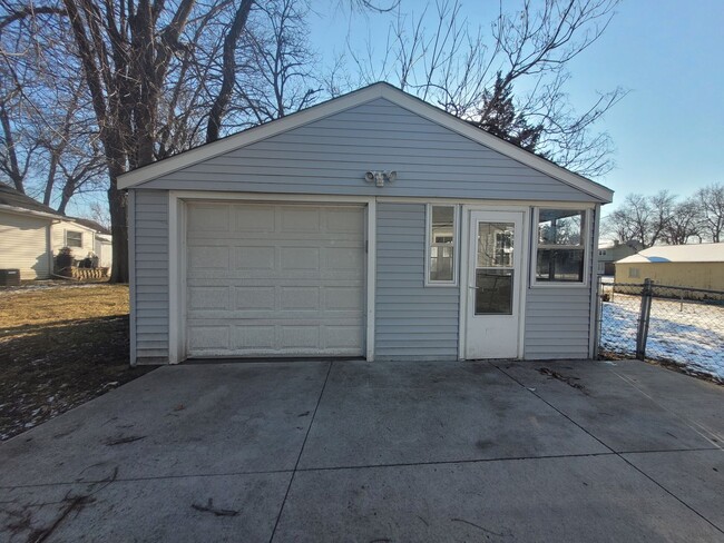 Building Photo - 2 Bedroom Home with detached garage