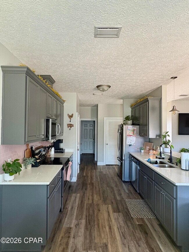 Building Photo - 801 W 17th St