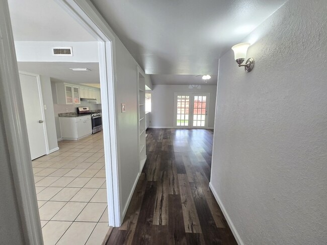 Building Photo - 433 Clearfield Dr