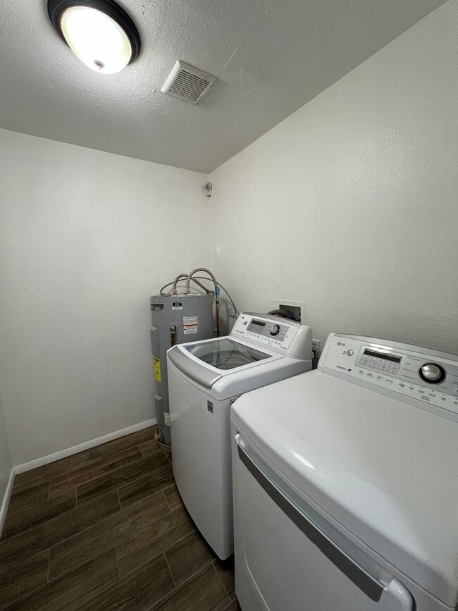 Building Photo - REMODELED 3 BEDROOM IN TOWN!