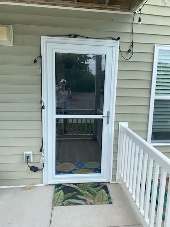 Building Photo - 2 bedroom 2 bath condo located close to beaches, shopping and restaurants