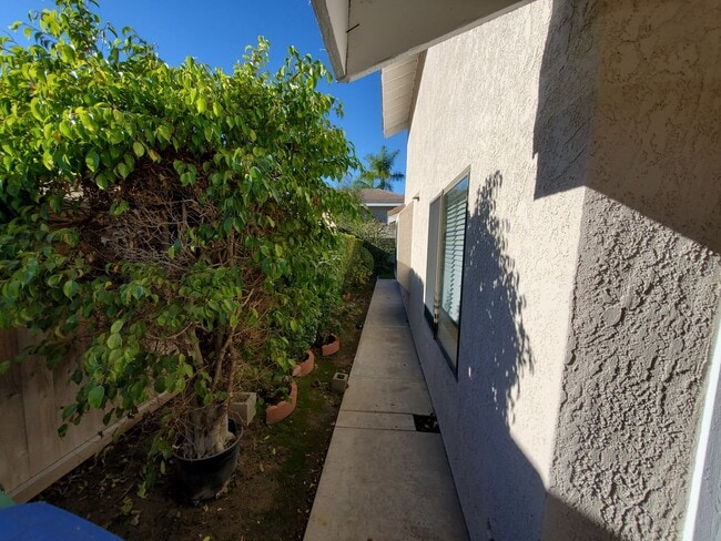 Building Photo - Beautiful Woodbridge/Lakeside Home for Lease!