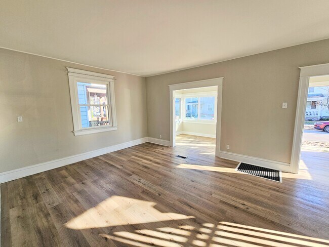 Building Photo - 930 3rd St