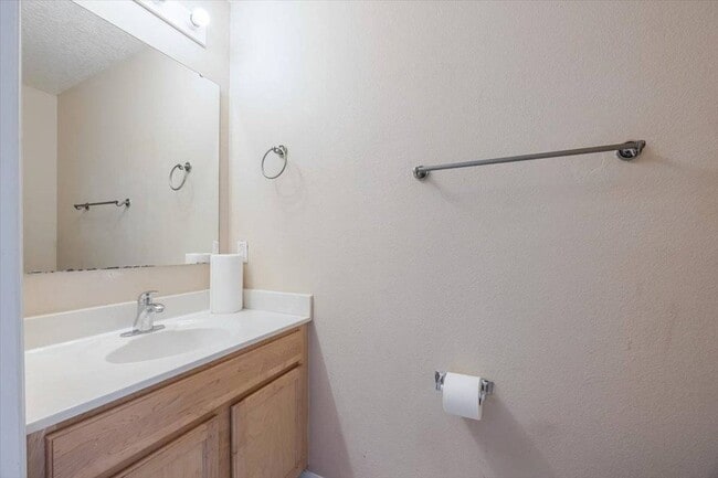 Building Photo - 163 Jocelyn Dr