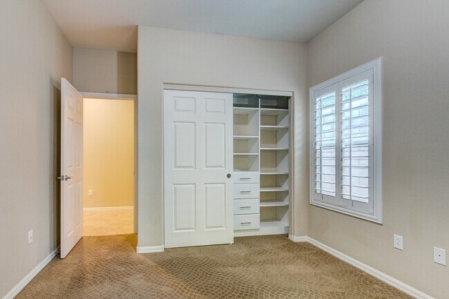 Building Photo - Summerlin Home with downstairs Bed/Bath & Large Patio with Courtyard!