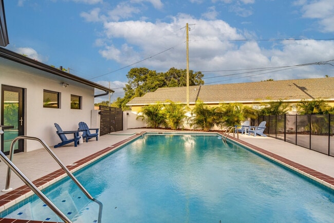 Building Photo - 1412 Country Club Rd N