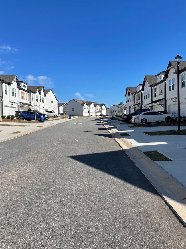 Building Photo - Townhouse in the Lovely Townes of Auburn