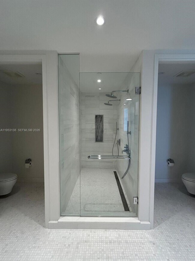 Building Photo - 700 NE 26th Terrace