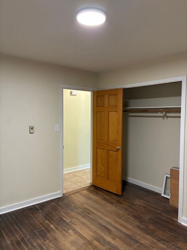 Building Photo - Cozy 2 Bedroom 1 Bath Duplex! Available Now!
