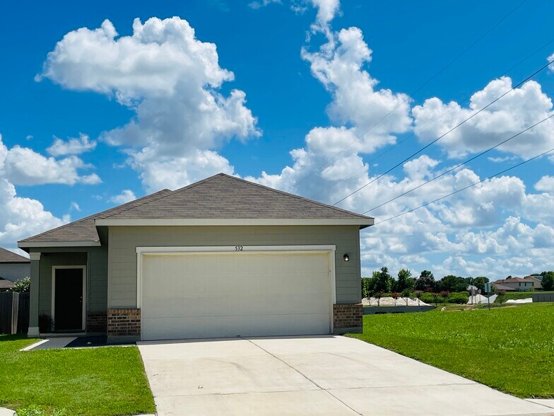 Primary Photo - 532 Peony Ct