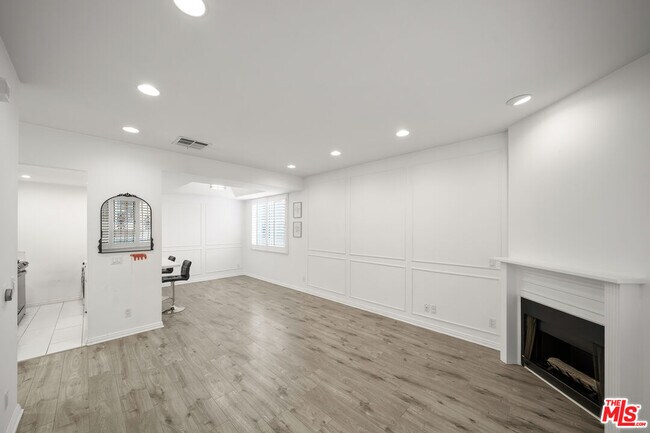 Building Photo - 812 N Hudson Ave