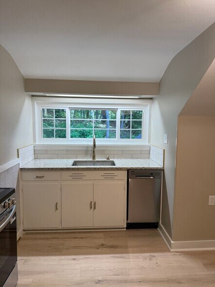 Building Photo - 101 41st St