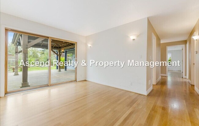 Building Photo - Available NOW! 3 Level 4bed/3bath Convenie...