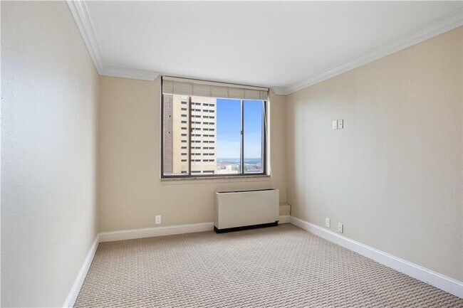 Building Photo - 700 E 8th St