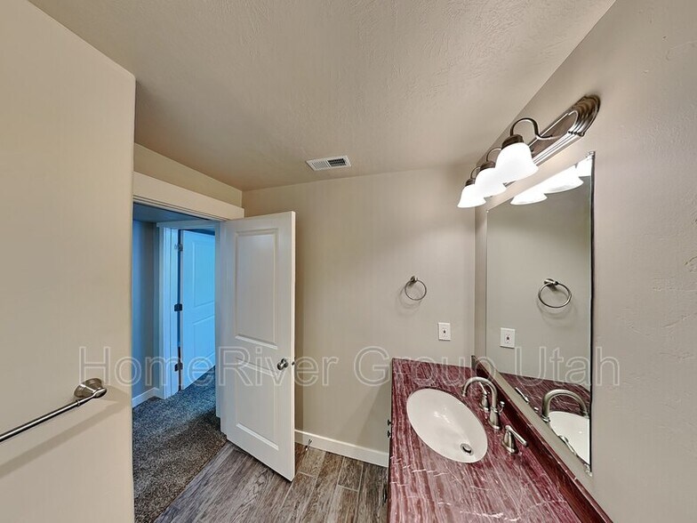 Building Photo - 10796 N La Costa