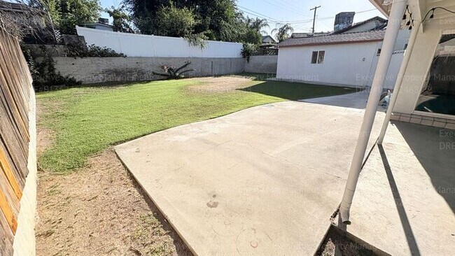Building Photo - 3 Bedroom 2 bathroom house located near the Kern Medical Hospital, East Bakersfield High, and a s...