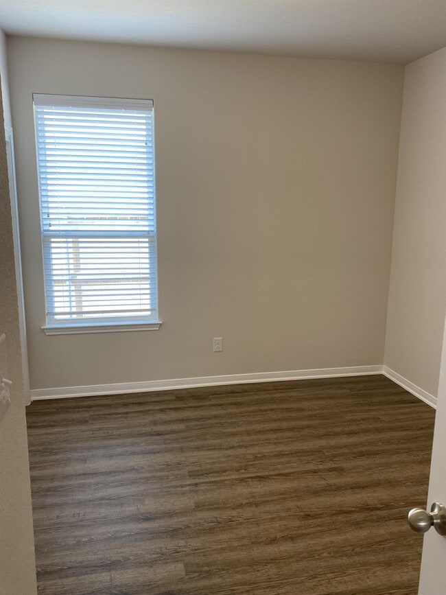 Building Photo - 808 Killam Dr