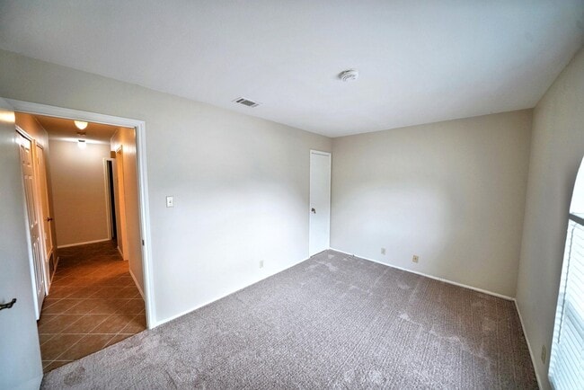 Building Photo - Charming 2-bed, 2-bath home in Universal C...
