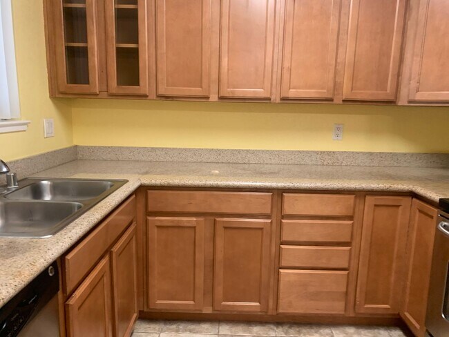 Building Photo - Beautiful upstairs condo with Washer and D...