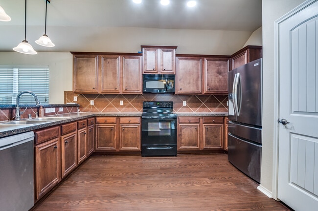 Building Photo - 805 Canyon Pl