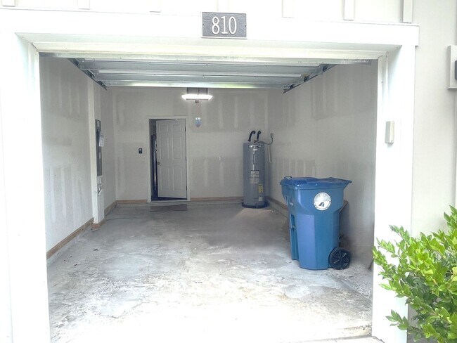 Building Photo - Inviting Townhouse