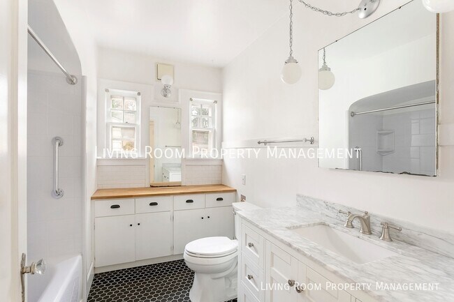 Building Photo - 5905 NE 33rd Ave