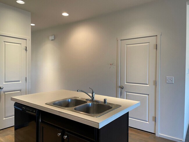 Building Photo - BEAUTIFUL 3 Bedroom 2.5 Bath Home! High Ce...