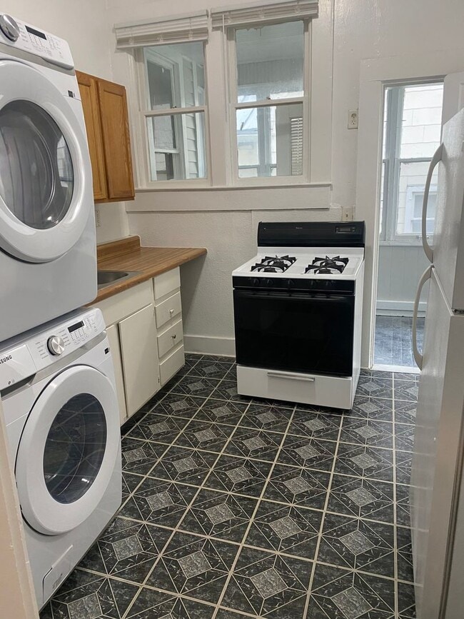 Building Photo - 212 Tinkler St