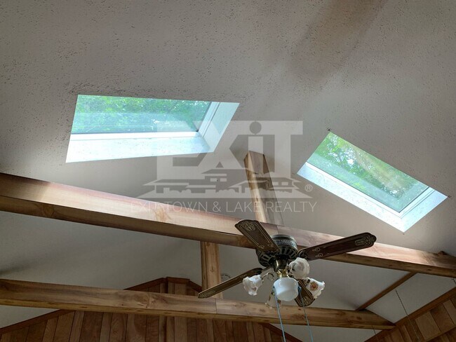 Building Photo - Lakeview Ranch Located in a Quiet Neighborhood