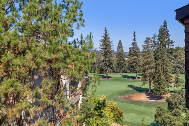 Building Photo - Elegant 2BR Condo with Golf Course Views i...