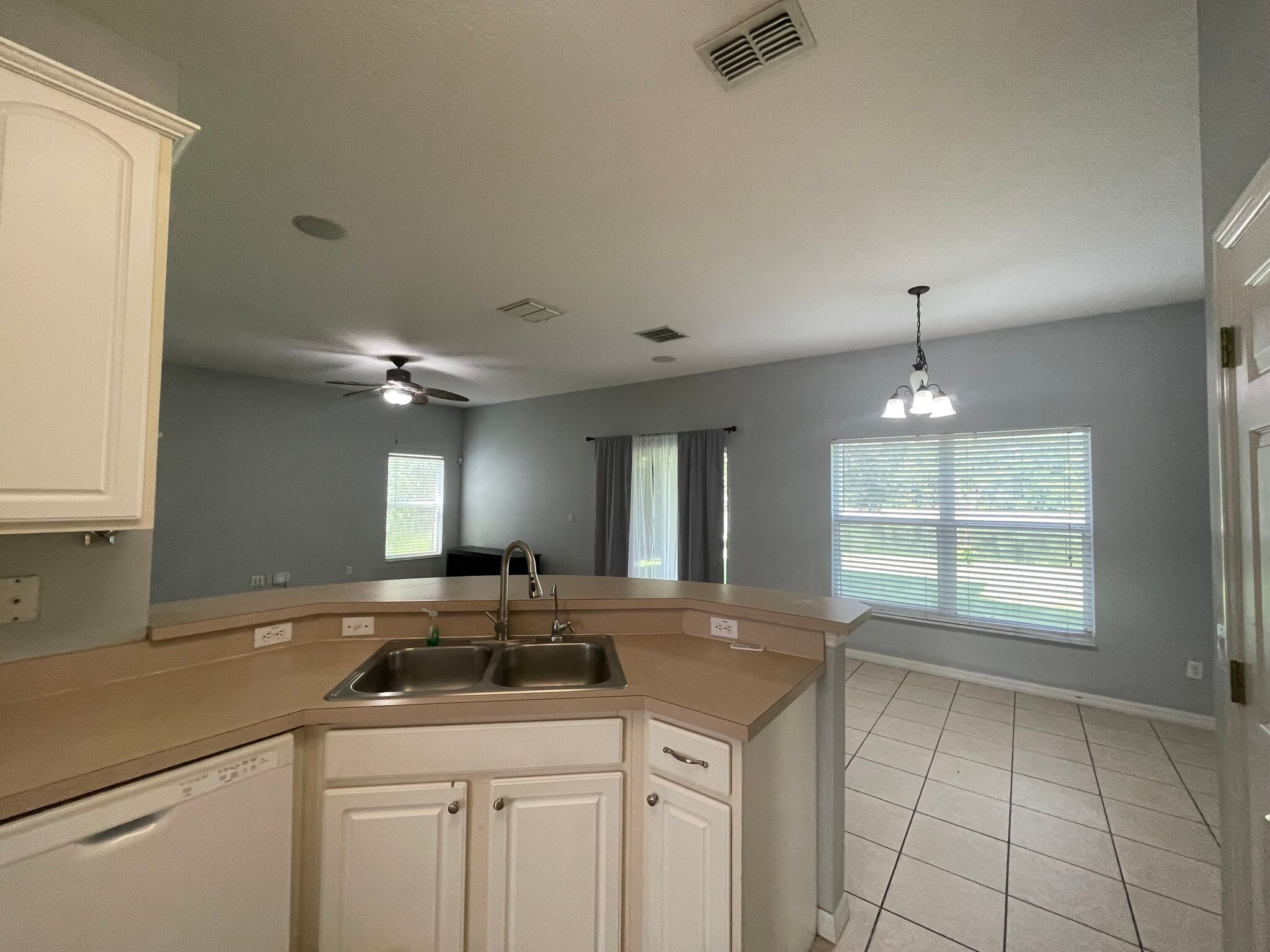 Building Photo - 9805 Portofino Dr