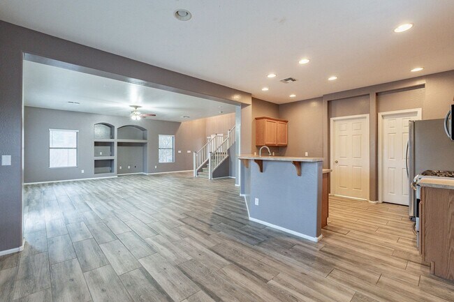 Building Photo - Three Beds & 2.5 Baths - Move Right In!